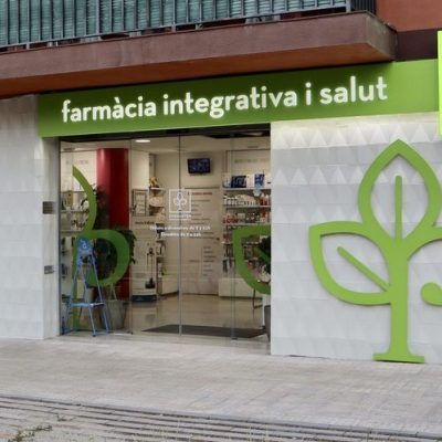 Diseño de farmacias entrada Farmacia Permanyer